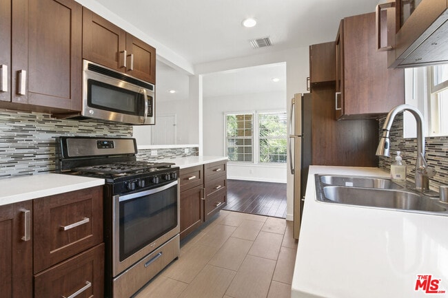 Building Photo - 1335 S Roxbury Dr