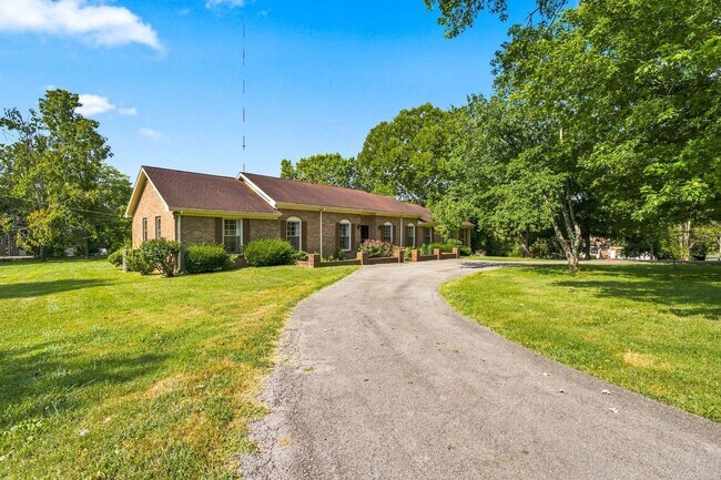 Foto del edificio - 1713 Pinetree Ln