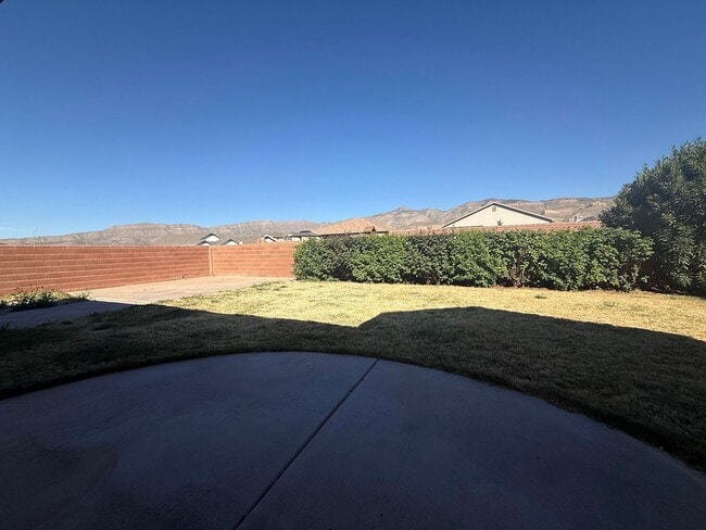 Building Photo - 917 Playa Azul St