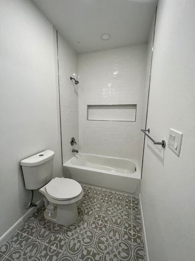 Building Photo - 1714 Nassau St