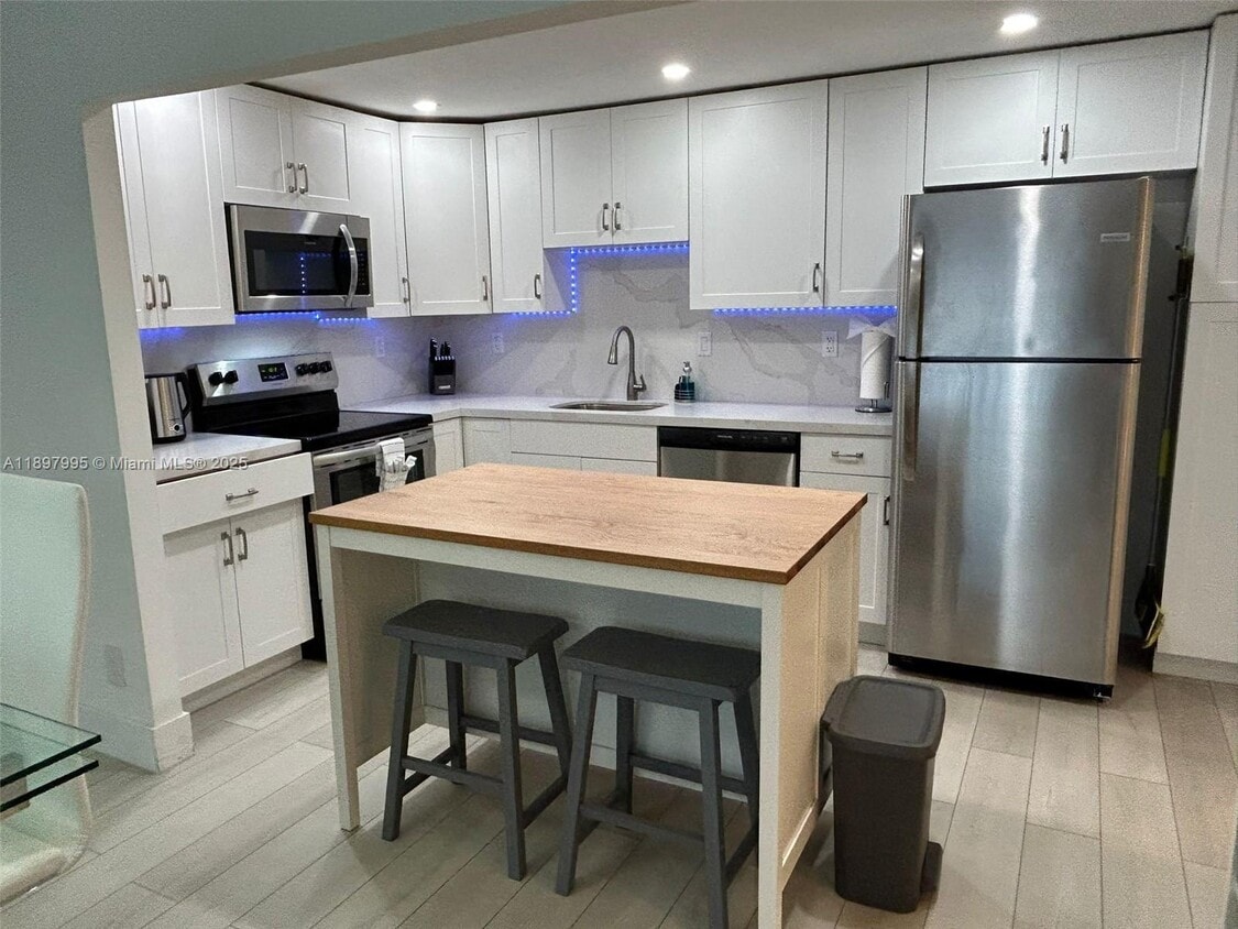 Foto principal - 19390 Collins Ave