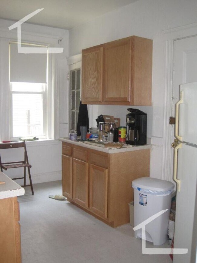 Building Photo - 3 Bed Split NO FEE NO SECURITY Heat Hw inc...
