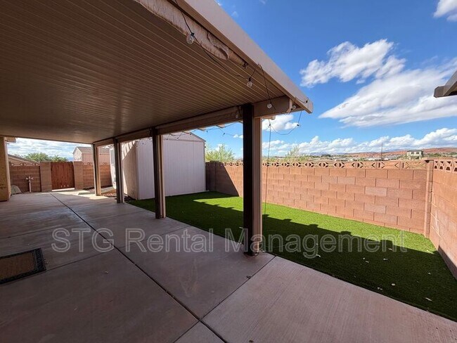 Foto del edificio - 923 Rolling Hills Rd
