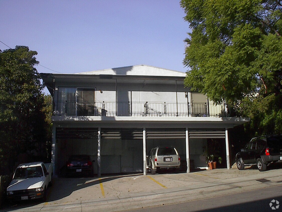 Primary Photo - 1219 Larrabee St