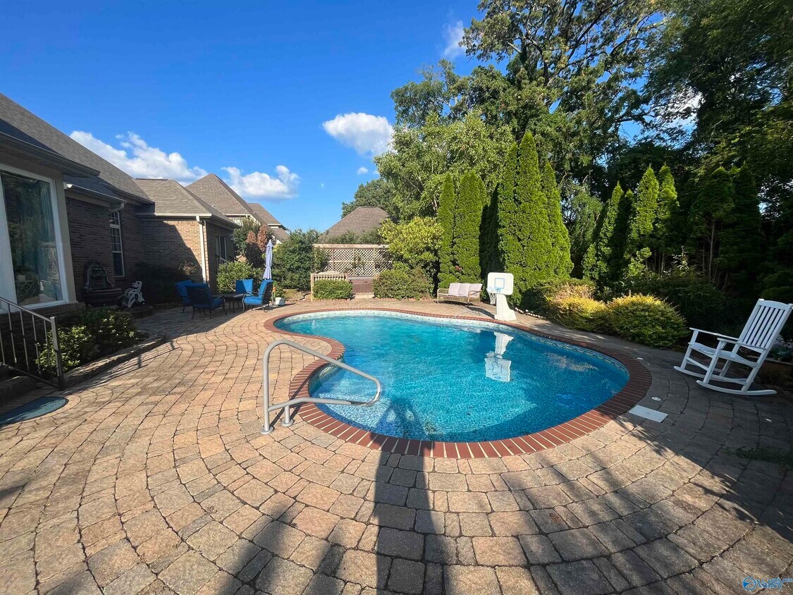 Building Photo - 135 Misty River Ln SW