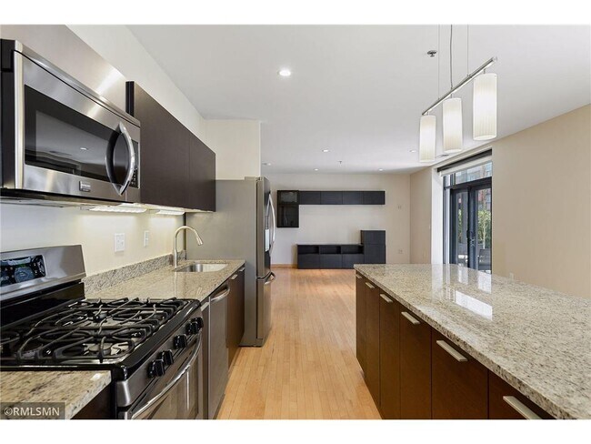 Foto del edificio - 3116 W Lake St