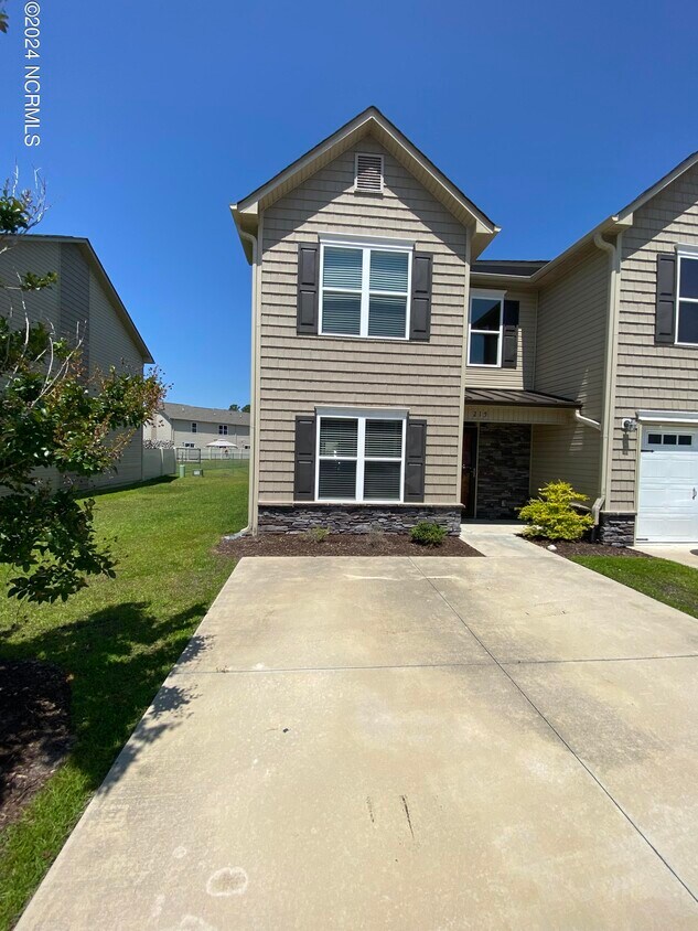 Primary Photo - 215 Boyington Pl Rd