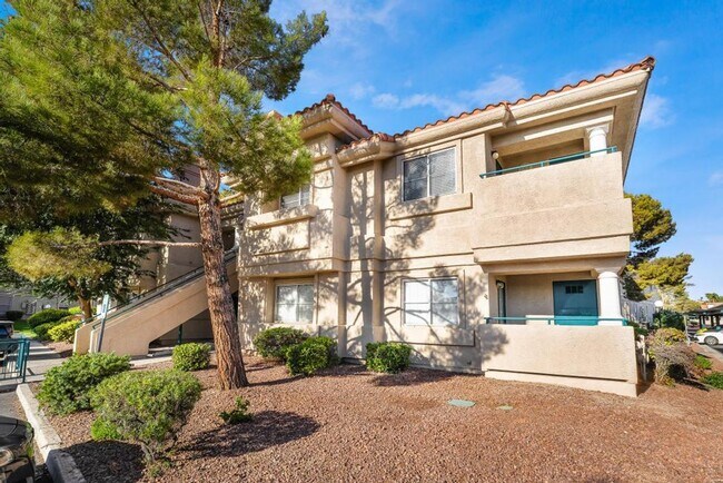 Foto del edificio - **Elegant Upstairs Condo in Tranquil Hende...