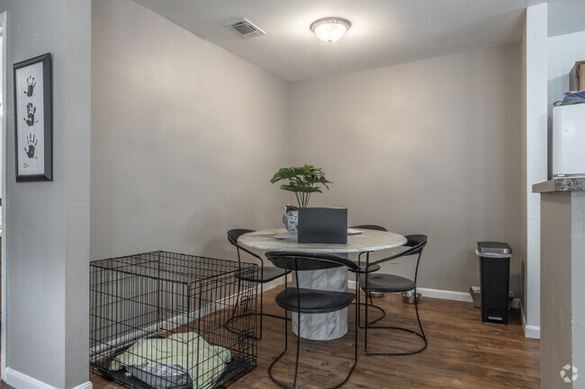 2BR, 2BA - 1025SF - Comedor - Sycamore Condos