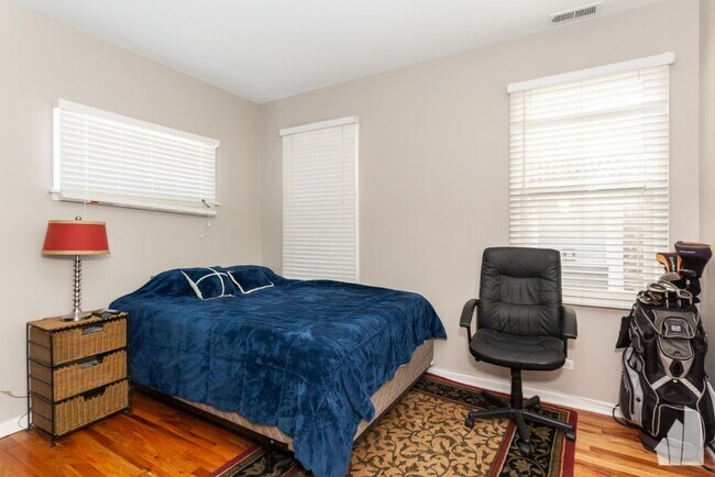 Foto del edificio - 2440 N Ashland Ave