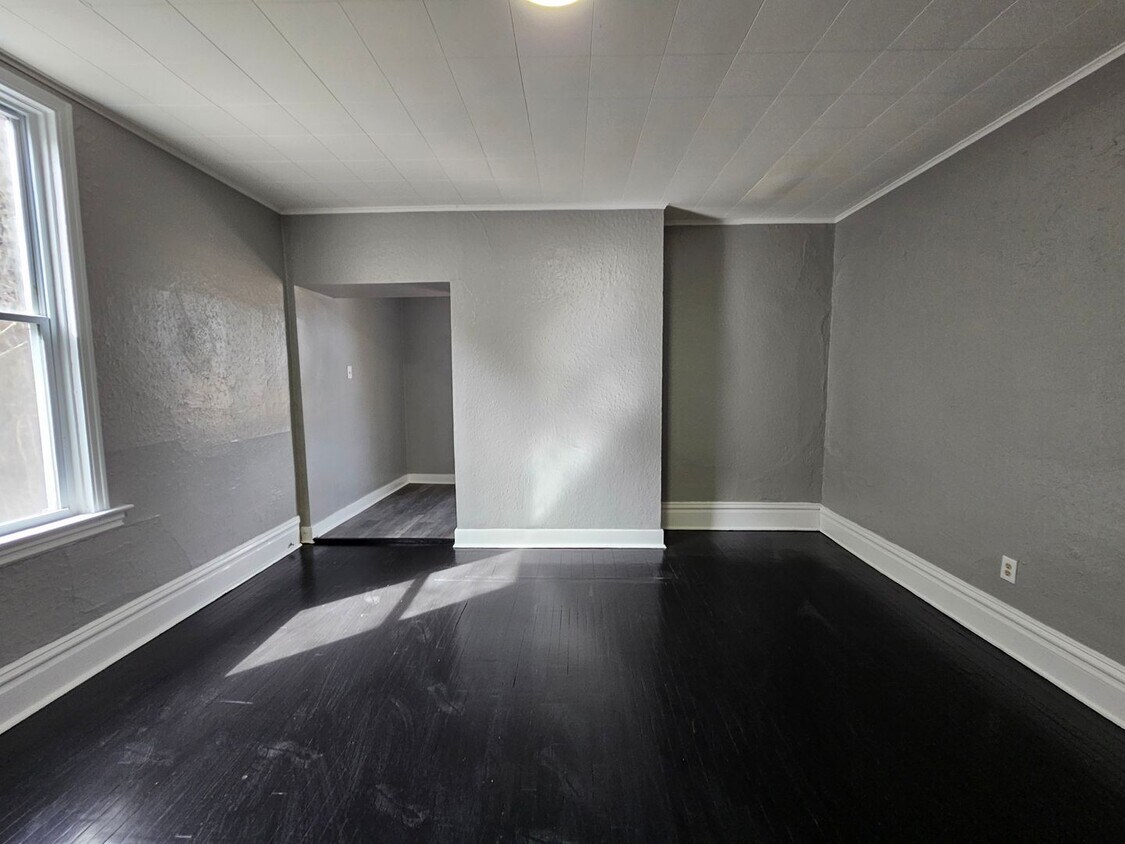 Foto principal - Newl updated 2 bedroom 1 bath located in C...