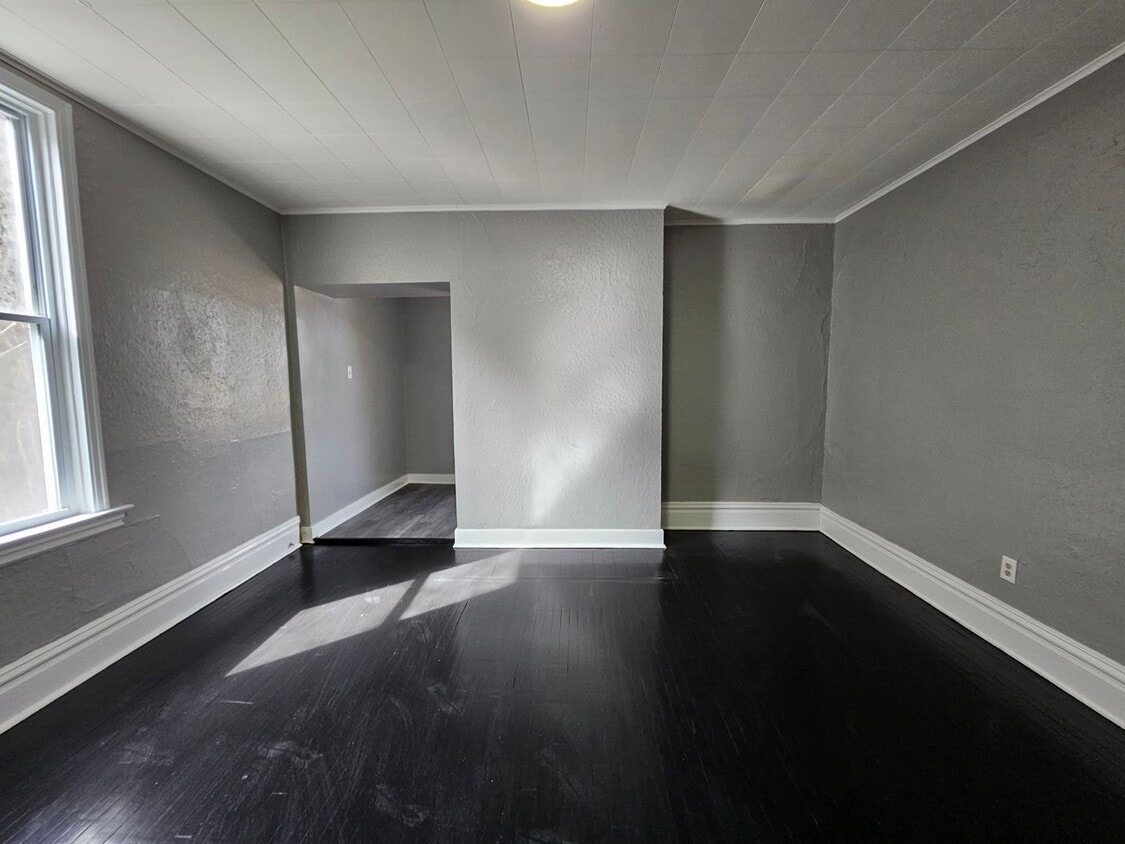 Foto principal - Newl updated 2 bedroom 1 bath located in Carrick!