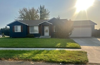 Building Photo - 4802 Sierra Dr