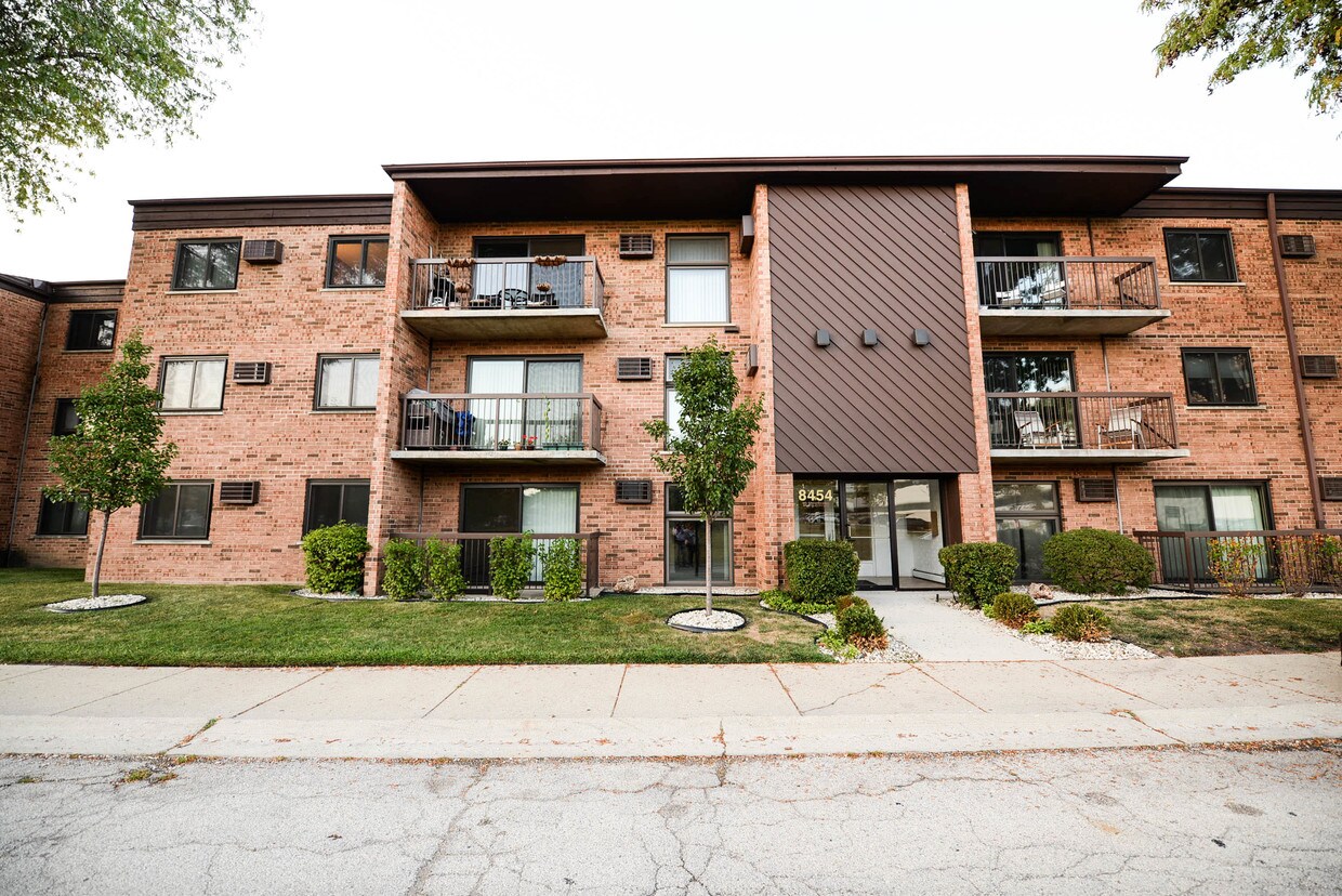 Primary Photo - 8454 W Catalpa Ave