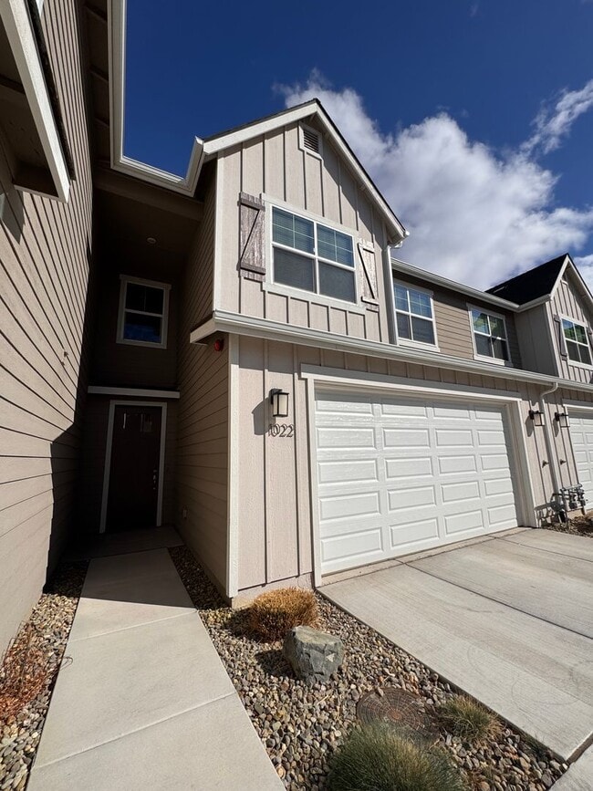 Building Photo - 3/2.5 Modern & Beautiful Townhome in Minden