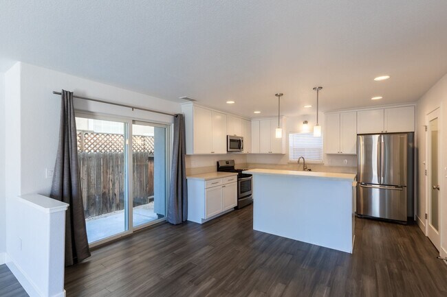 Foto del edificio - Contemporary Townhouse in Midtown Reno