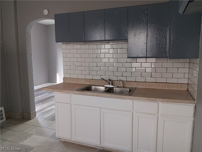 Building Photo - 1124 E 114th St