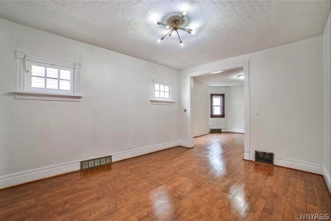 Building Photo - 421 E Utica St