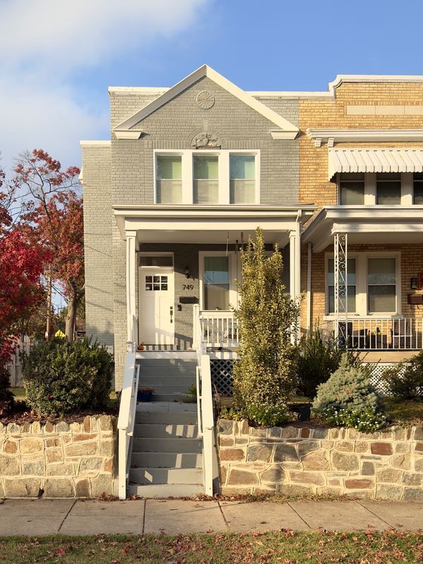 Foto del edificio - 749 Hamilton St NW