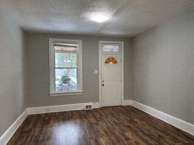 Building Photo - 737 Girard St
