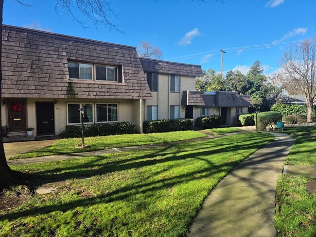 Foto del edificio - 3 Bedroom 2.5 Bath Carmichael Condo