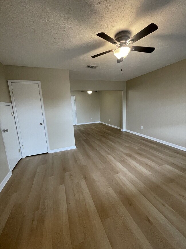 Building Photo - 2/1.5 Townhouse, Fenced Backyard, Located ...