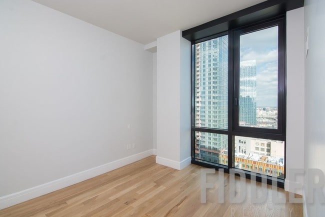 Building Photo - 44-41 Purves St