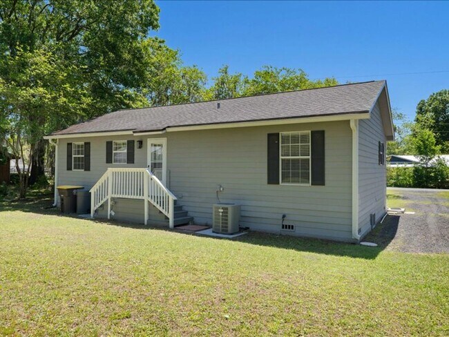 Building Photo - Charming 3 Bedroom Renovated Retreat: Cozy...