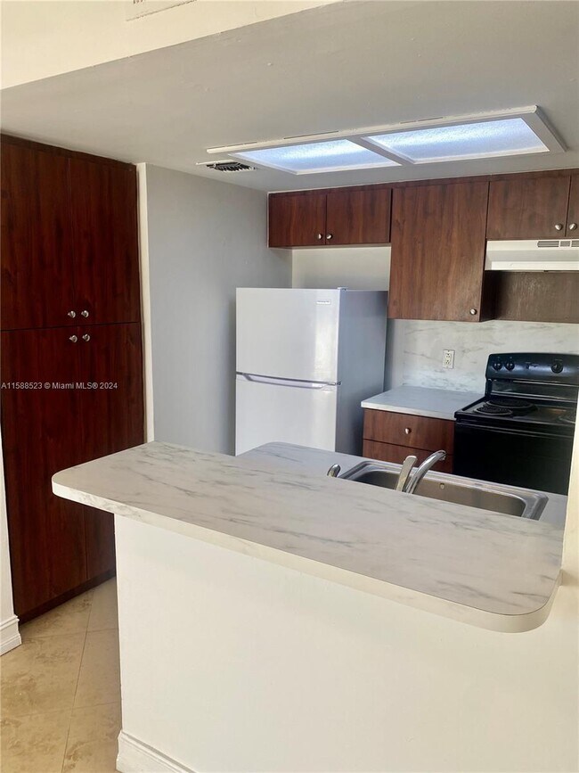 Foto del edificio - 8323 Coral Lake Dr
