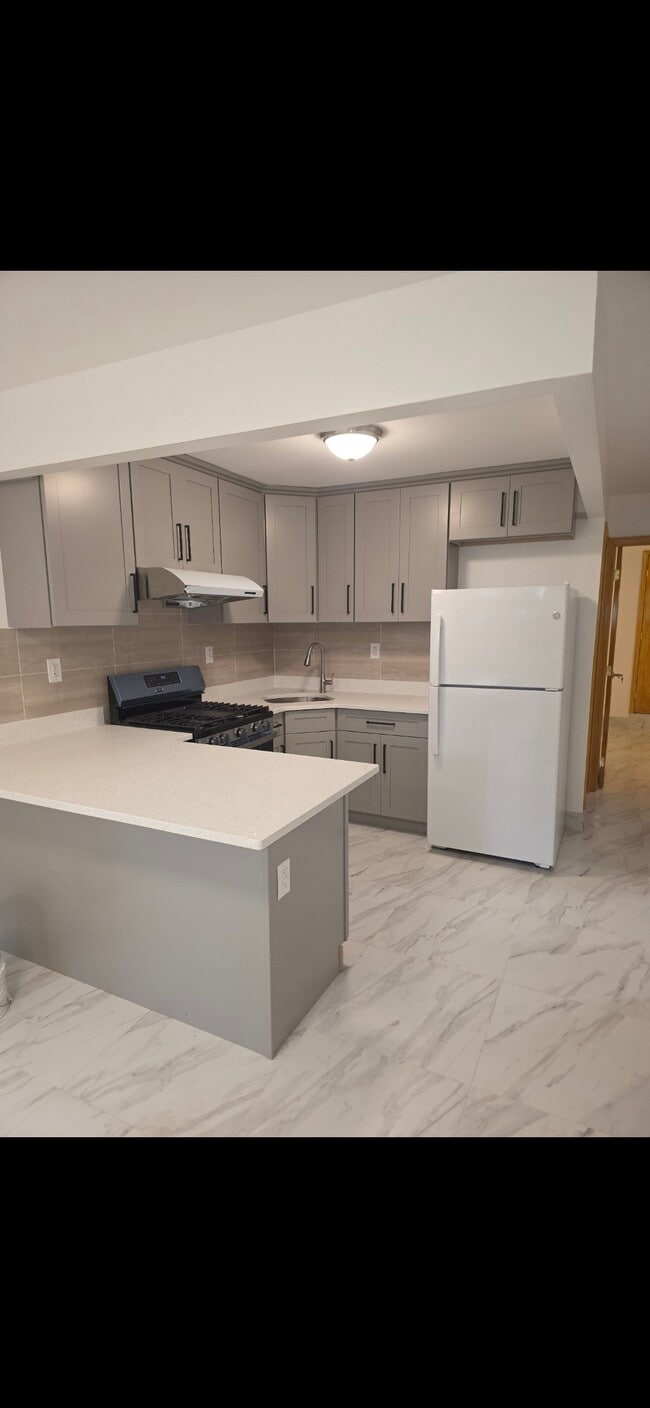 Kitchen - 852 Bay Ridge Ave