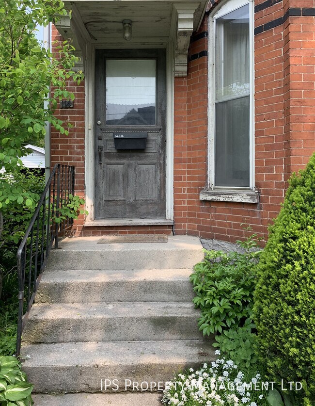 Photo du bâtiment - Mansion Like Home - 5 Bed | 1.5 Bath  - $650