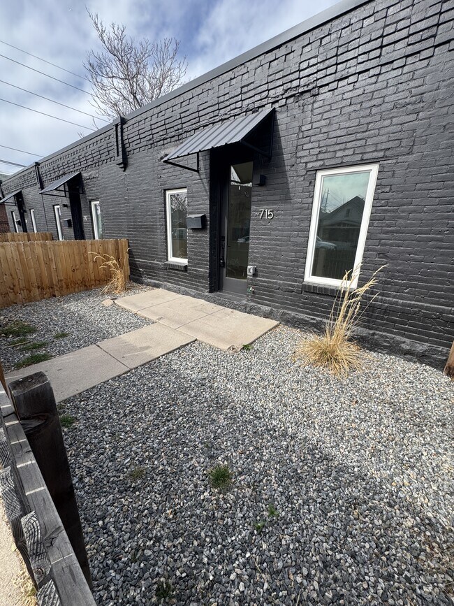 Building Photo - 717 W 9th Ave