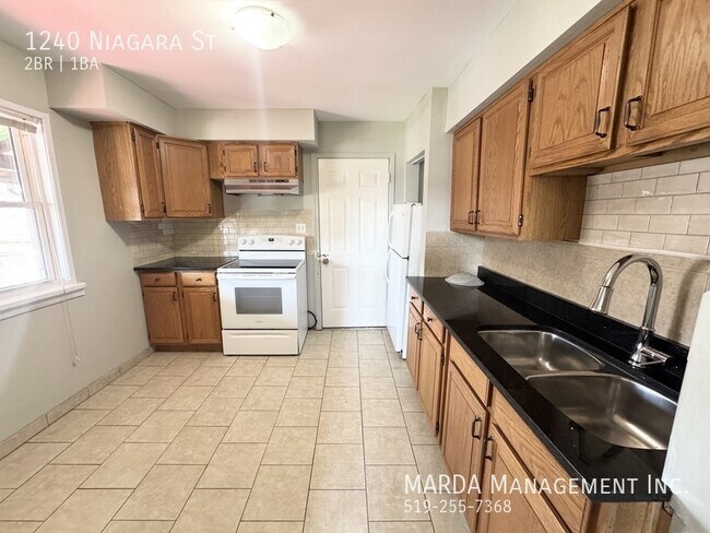 Building Photo - COZY 2 BED/1 BATH UPPER UNIT + HYDRO FREE INTERNET!!