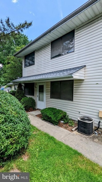 Building Photo - 1703 Fountain Rock Way