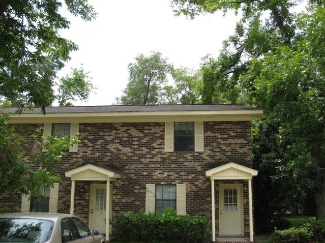 Building Photo - Colonial Homes Apartments