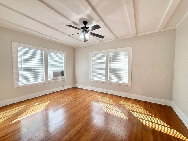 Building Photo - Adorable Downstairs Studio in Vintage 1920s Complex