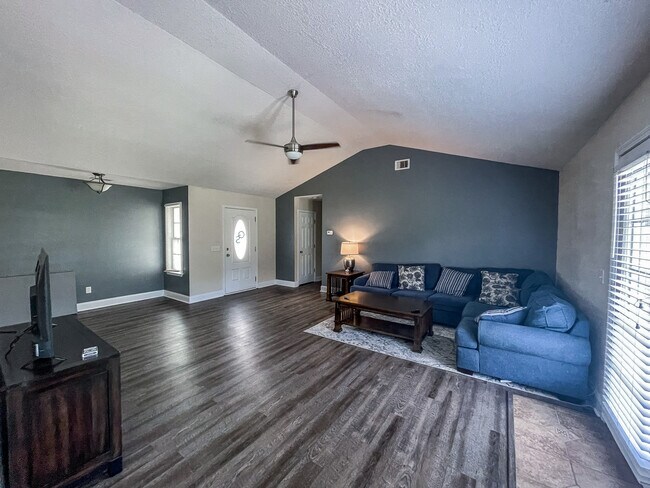 Foto del edificio - 613 Waverly Ln
