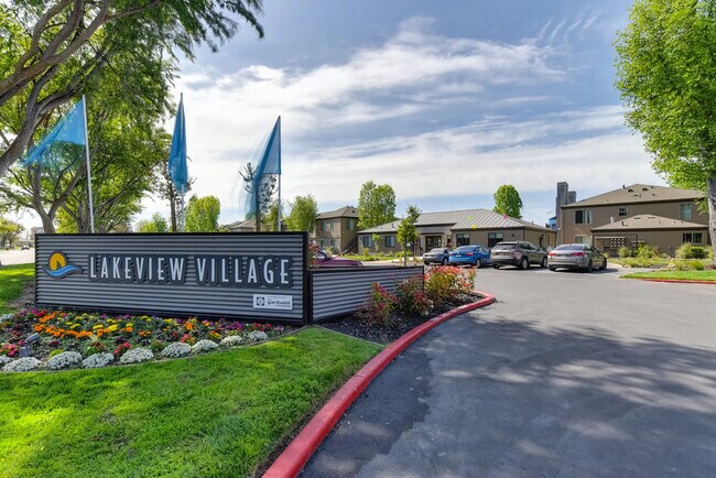 Foto del edificio - Lakeview Village