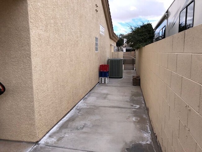 Building Photo - 8960 Tumbling Pebble Way