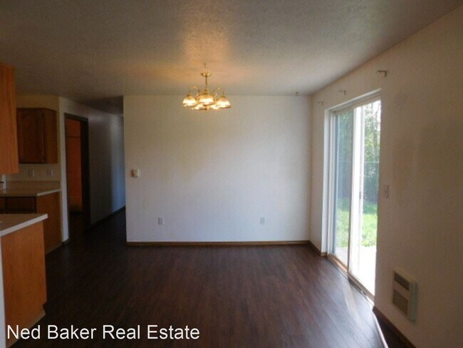 Building Photo - 380-380 Shamrock St