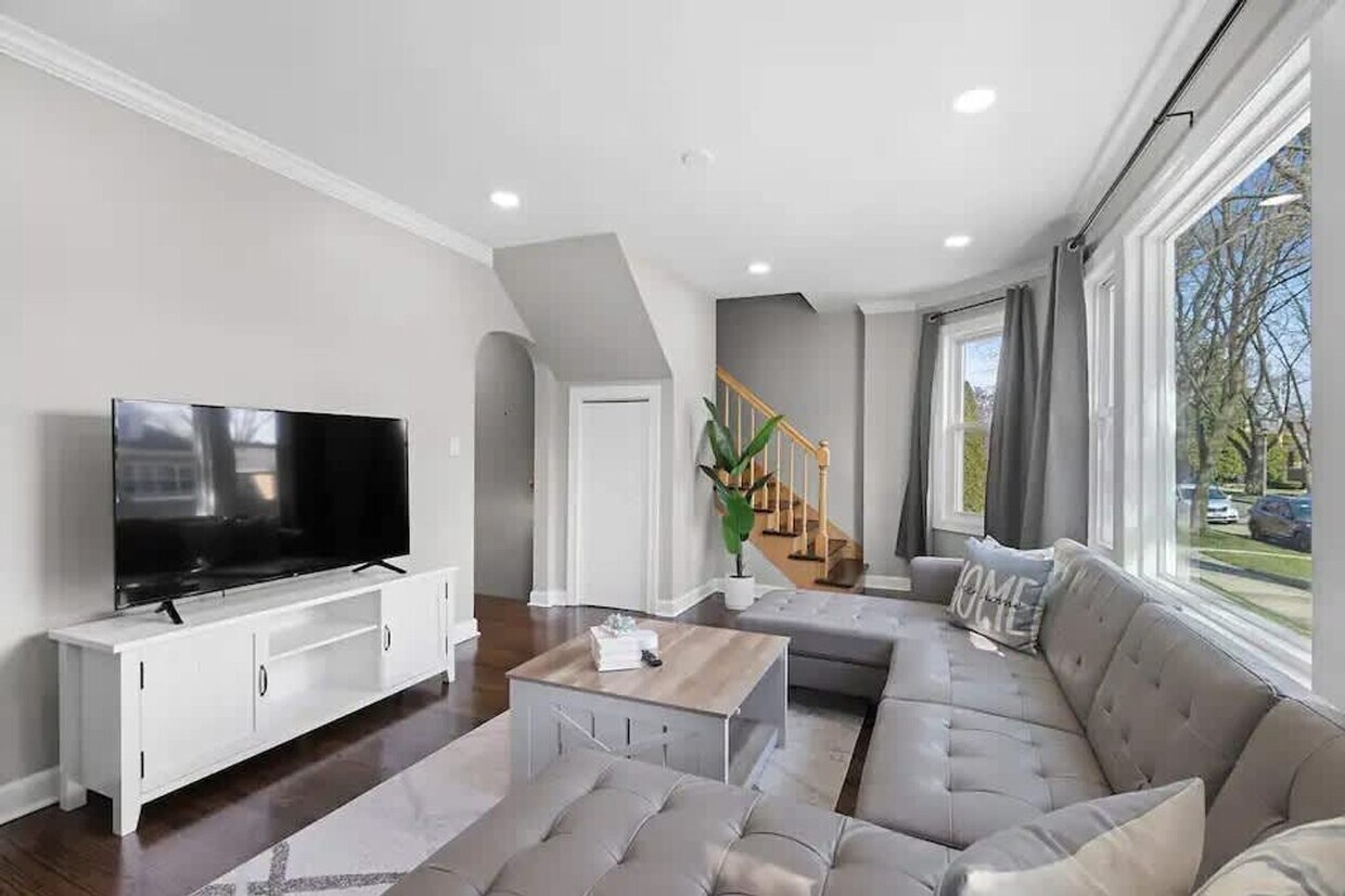 Foto principal - 6028 Crain St