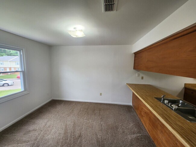 Building Photo - AVAILABLE NOW IN PRINCE GEORGE COMMONS >>>...
