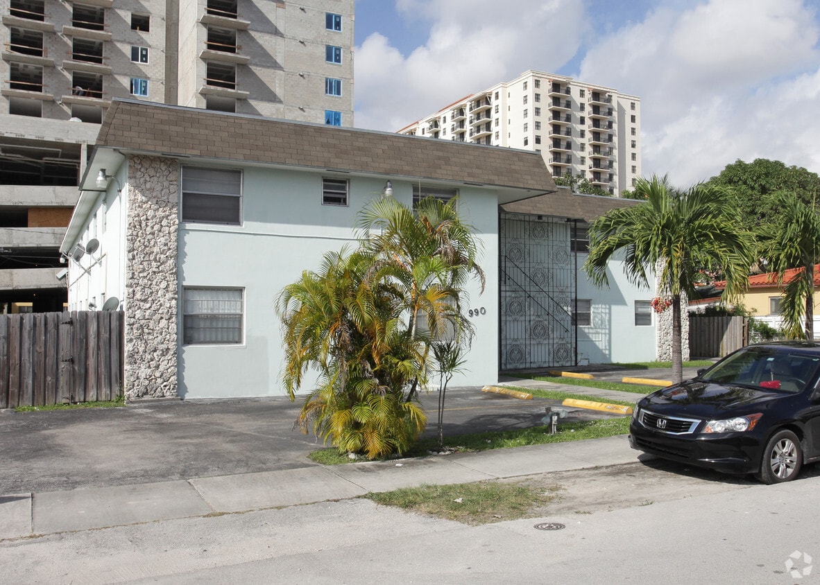 Building Photo - 990 SW 36th Ct