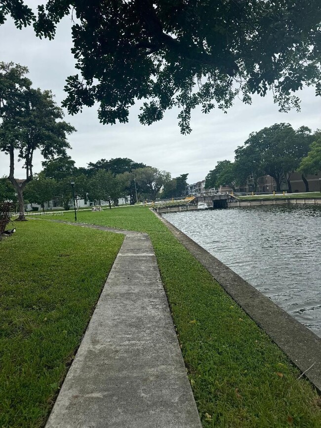 Foto del edificio - 8311 Sands Point Blvd