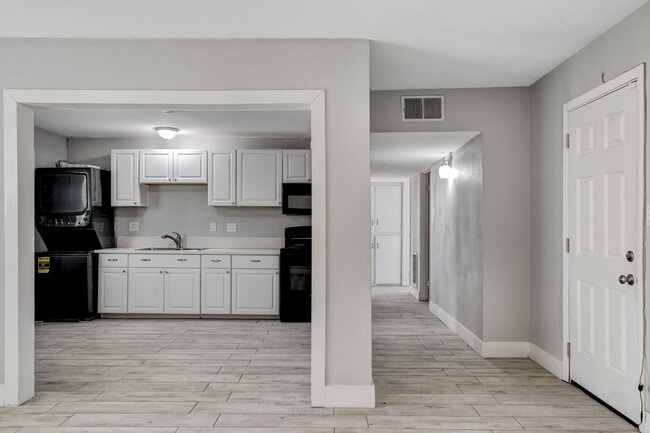 Foto del edificio - Remodeled 3-Bedroom Front Unit of Duplex – Water Included! * MOVE IN SPECIAL *