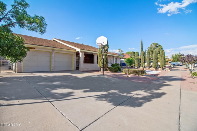 Building Photo - 11625 Cedar Crest Dr