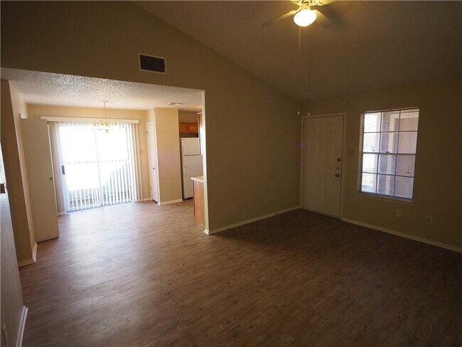Foto del edificio - 402-404 Burlwood Ct