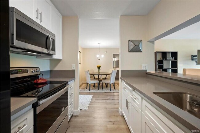 Building Photo - 5460 White Oak Ave