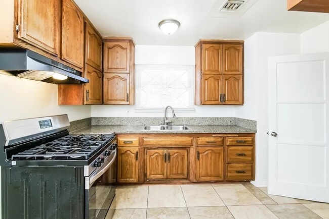 Foto del edificio - 8137 Darby Ave