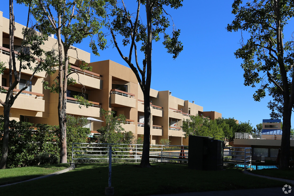 Building Photo - Lomas Del Cerro